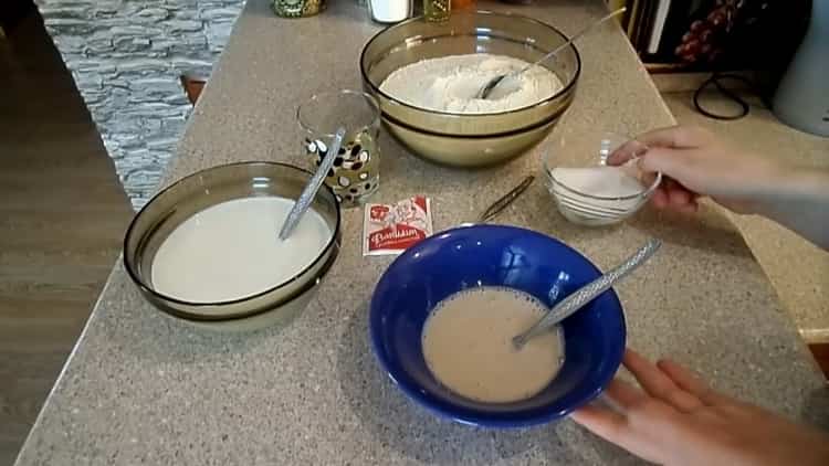 Per preparare la pasta per panino al gozzo, mescola gli ingredienti.