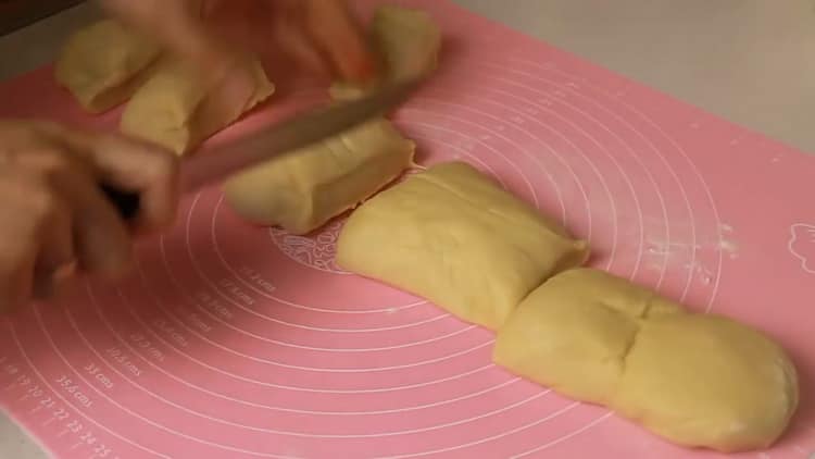 Per preparare i panini, tagliare l'impasto