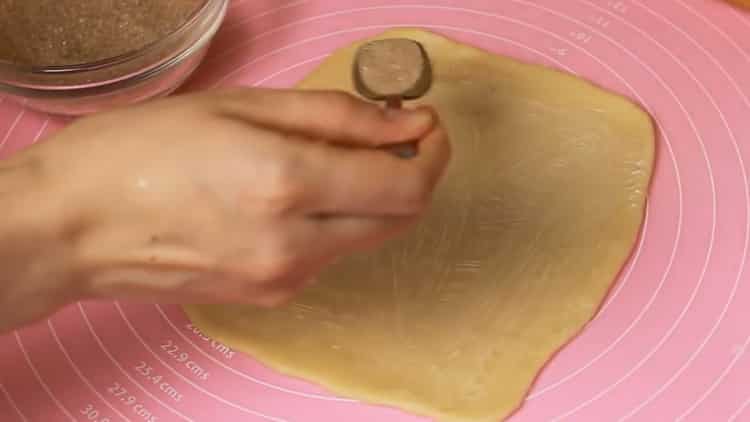 Per preparare panini dolci, cospargere l'impasto con lo zucchero