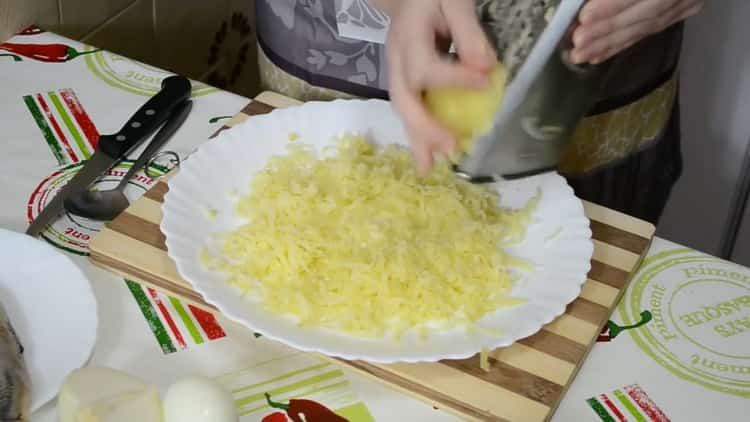 Per preparare le aringhe sotto una pelliccia, prepara gli ingredienti