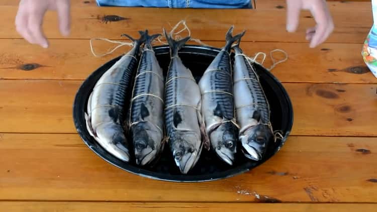 Preparare gli ingredienti per lo sgombro affumicato