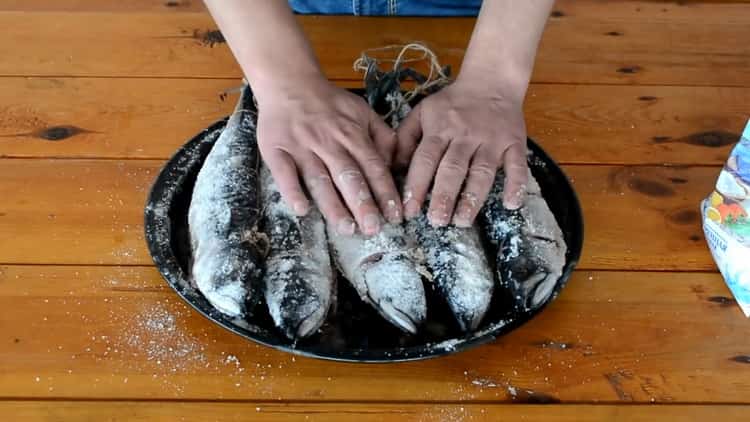 Per preparare lo sgombro affumicato a caldo, prepara il sale