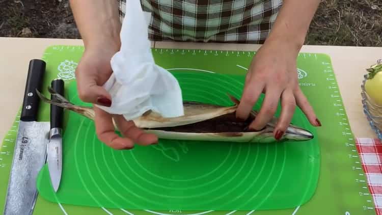 Per cucinare lo sgombro alla griglia. preparare gli ingredienti