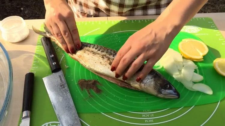 Per cucinare lo sgombro alla griglia. preparare le spezie