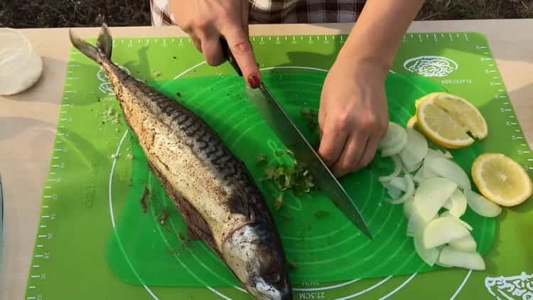 Per cucinare lo sgombro alla griglia. tritare le verdure