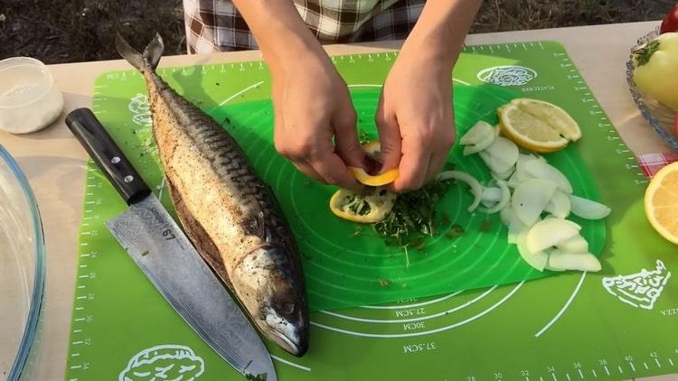 Per cucinare lo sgombro alla griglia. preparare gli ingredienti