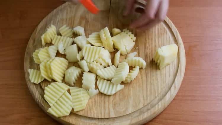 Per preparare lo sgombro con le verdure al forno, prepara gli ingredienti