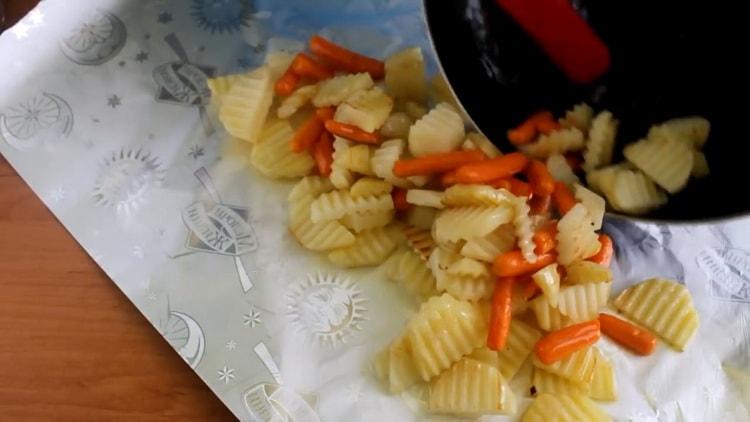 Per preparare lo sgombro con le verdure in forno, preparare la pellicola