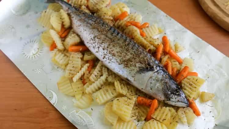 Per preparare lo sgombro con le verdure al forno, prepara le spezie