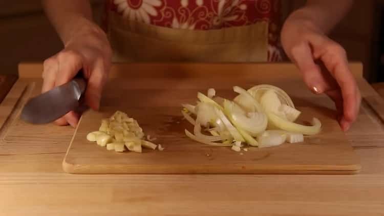 Per preparare la salsa cremosa di spaghetti, prepara gli ingredienti