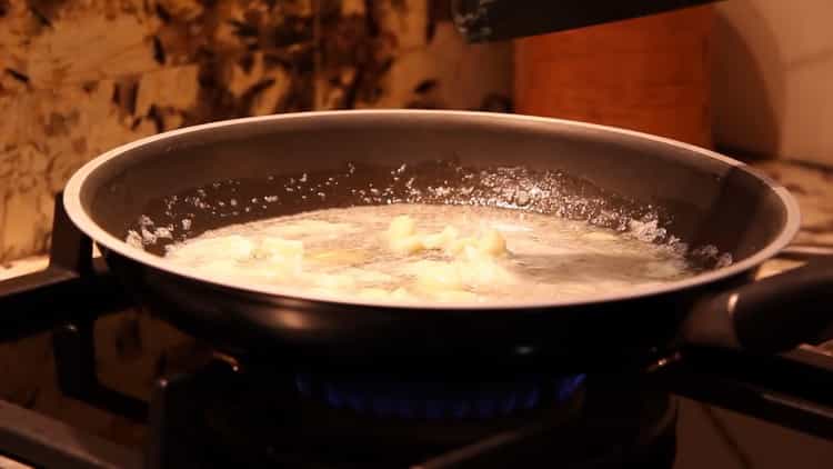 Per preparare la salsa cremosa di spaghetti, prepara l'aglio