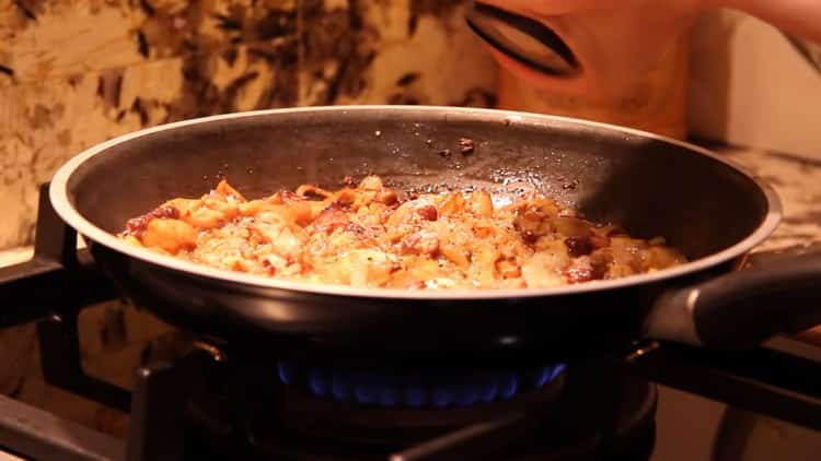 Per preparare la salsa cremosa di spaghetti, prepara i funghi