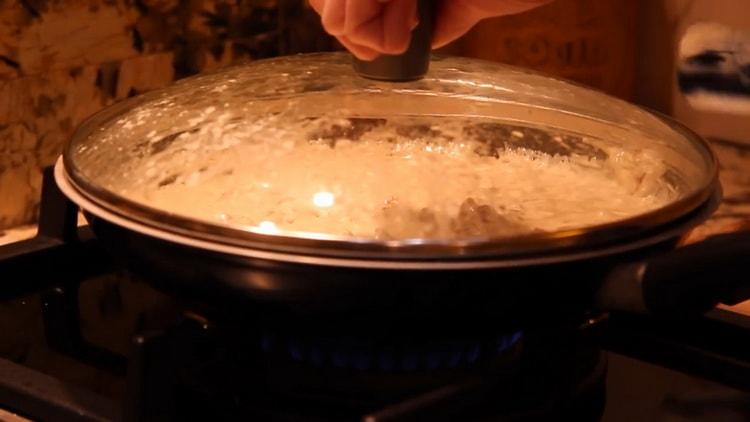 Ricetta graduale della salsa cremosa degli spaghetti con la foto