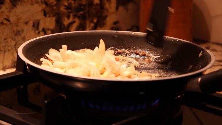 Per preparare la salsa cremosa di spaghetti, prepara la cipolla