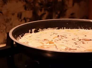 Ricetta graduale della salsa cremosa degli spaghetti con la foto