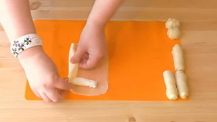 Per preparare la pasta sfoglia con la contrattazione stendere il ripieno sull'impasto