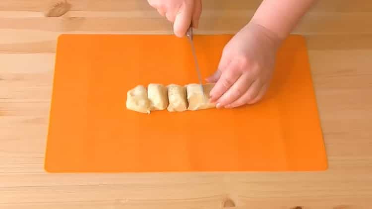 Per preparare la pasta sfoglia con un affare, tagliare l'impasto