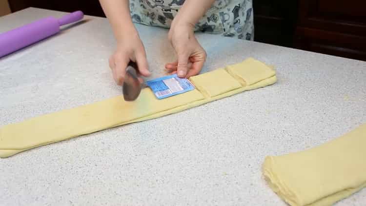 Per fare le paste sfoglia, tagliare l'impasto