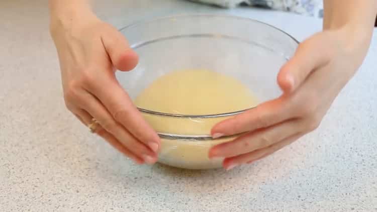 Per fare le paste sfoglia, preparare l'impasto