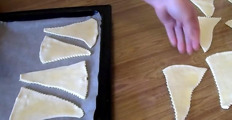 Per preparare la pasta sfoglia, adagiare gli spazi vuoti su una teglia