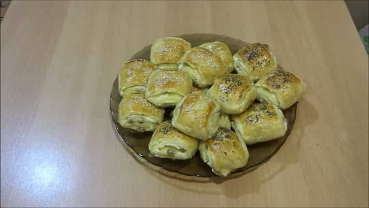 Sfoglia con ricotta di pasta sfoglia pronta secondo una ricetta passo-passo con una foto