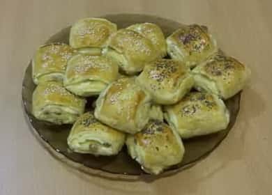 Sfoglia con ricotta di pasta sfoglia pronta secondo una ricetta passo-passo con una foto