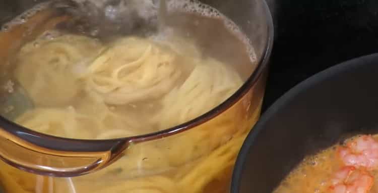 Per fare gli spaghetti con i gamberi, metti dell'acqua