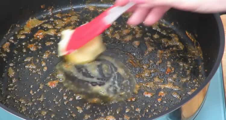 Per preparare gli spaghetti ai gamberi, friggi gli ingredienti