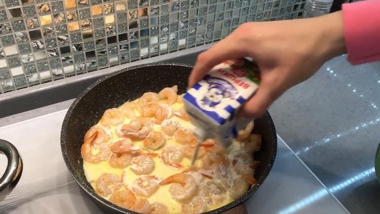 Per preparare gli spaghetti ai gamberi in salsa cremosa, aggiungi la panna