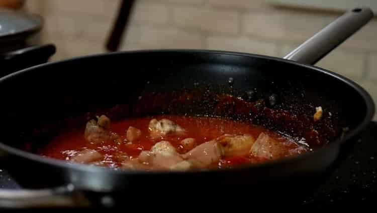 Mescola gli ingredienti per fare gli spaghetti