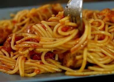 Spaghetti con il pollo in salsa al pomodoro piccante - cena veloce e saporita 🍝