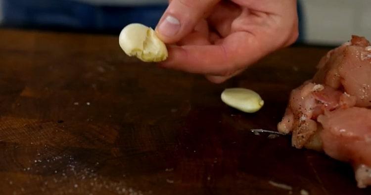 Prepara l'aglio per gli spaghetti