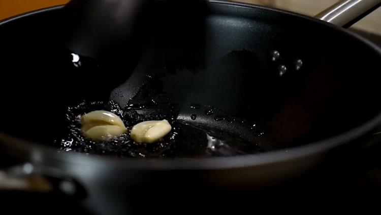 Per fare gli spaghetti, friggi l'aglio