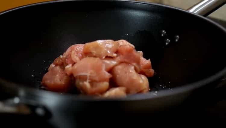 Per cucinare gli spaghetti, friggere la carne