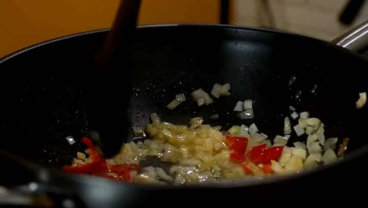 Friggere le verdure per fare gli spaghetti