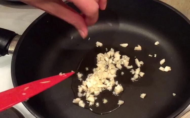 Per preparare gli spaghetti ai frutti di mare, prepara gli ingredienti