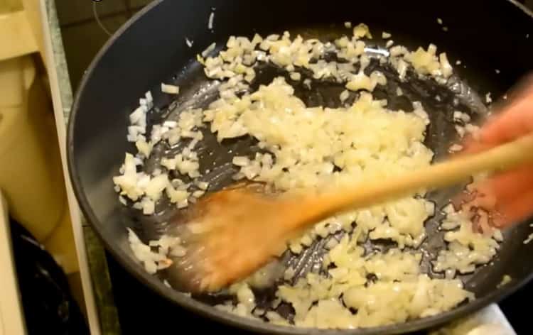 Per preparare gli spaghetti con le salsicce, prepara gli ingredienti