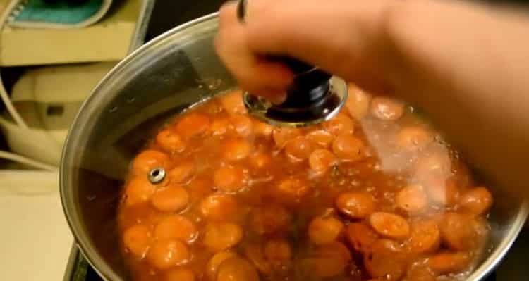 Per fare gli spaghetti con le salsicce, macinare la salsa