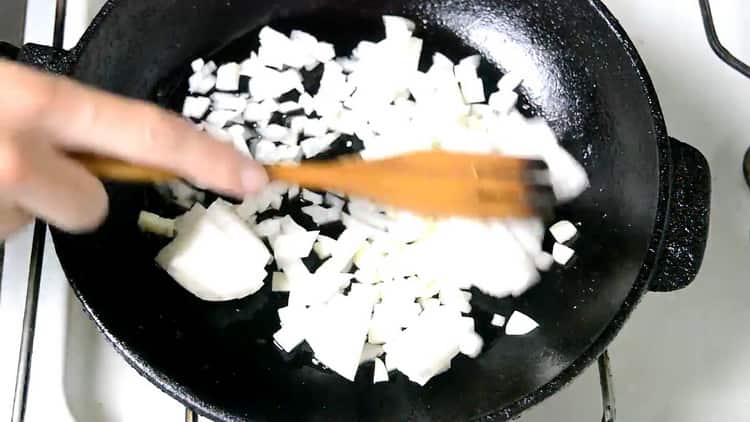 Per preparare gli spaghetti con carne macinata, preparare gli ingredienti