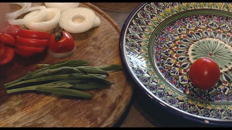 Per cuocere la bistecca di pesce gatto in forno, preparare le verdure