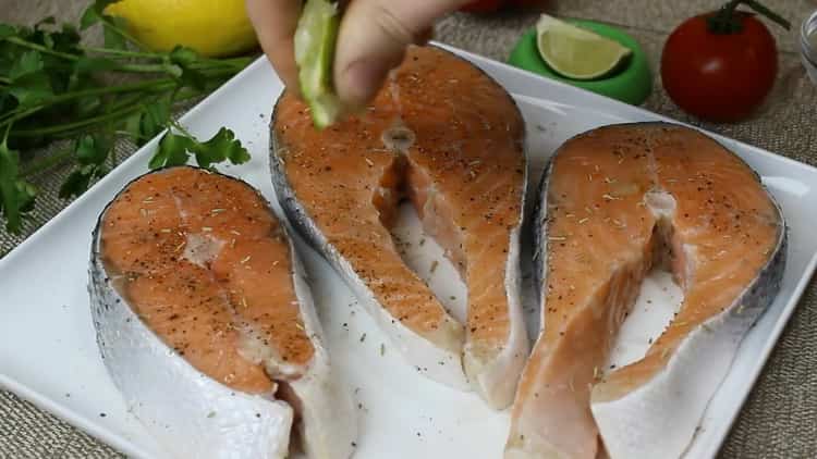 Per preparare una bistecca di salmone in una padella, versare la calce