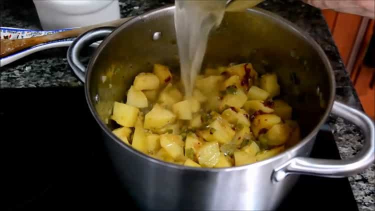 Per preparare la zuppa di sgombro, aggiungi acqua