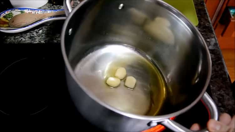 Per preparare la zuppa di sgombro, friggi l'aglio