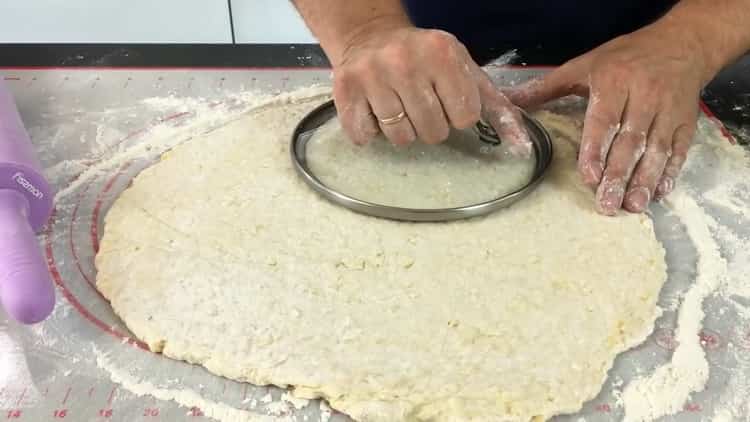 Per fare le torte di formaggio, tagliare l'impasto