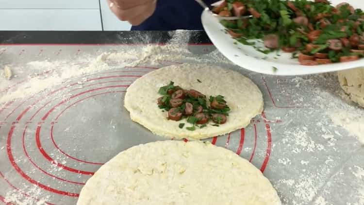 Per preparare le torte di formaggio, metti i ripieni sull'impasto