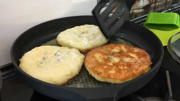 Per fare le torte di formaggio, scalda la padella