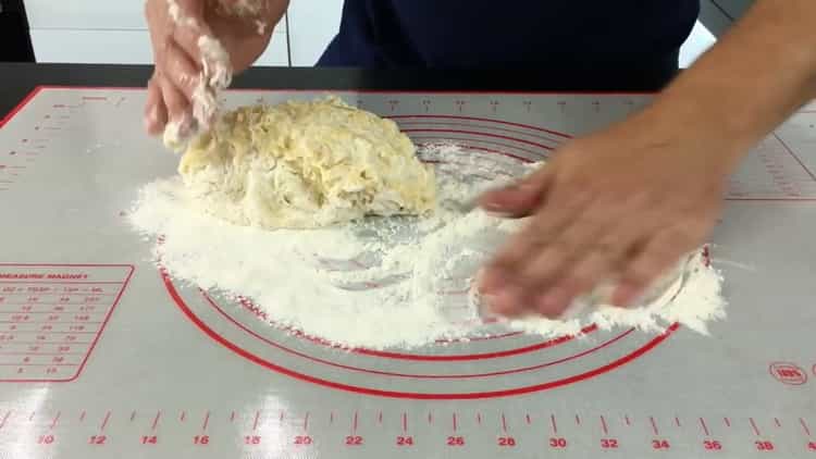 Per fare le torte di formaggio, impastare la pasta