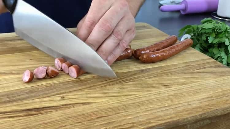 Per fare le torte di formaggio, tagliare le salsicce