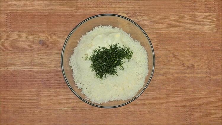 Per preparare le tortine di tonno, tagliare le verdure