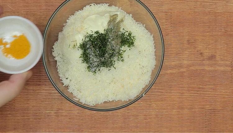 Per preparare le tortine di tonno aggiungi il curry al ripieno